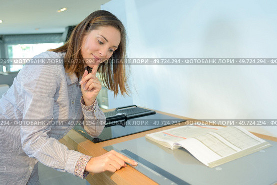 portrait of woman testing the hob. Стоковое фото, агентство Ingram Publishing / Фотобанк Лори