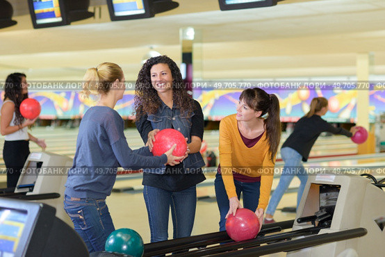 portrait of women choosing a bowling ball. Стоковое фото, агентство Ingram Publishing / Фотобанк Лори