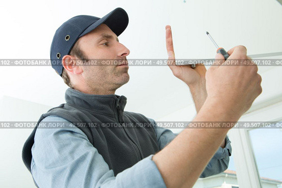 portrait of worker assembling a furniture. Стоковое фото, агентство Ingram Publishing / Фотобанк Лори