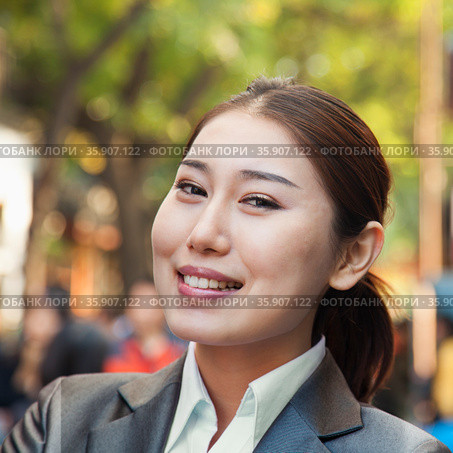Portrait of young business woman in Houhai, Beijing, China. Стоковое фото, агентство Ingram Publishing / Фотобанк Лори