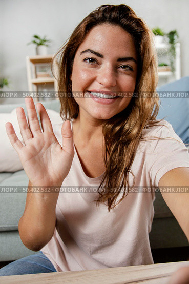 portrait smiley woman waving. Стоковое фото, агентство Ingram Publishing / Фотобанк Лори
