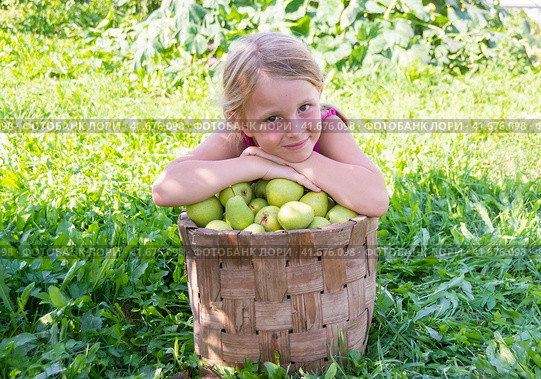Портрет. Красивая нарядная девочка. Ребенок - модель. Portrait. A beautiful, elegant girl. The child is a model. Стоковое фото, фотограф Мария / Фотобанк Лори