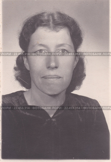 Портрет молодой женщины в бархатном платье, конец 1940-х годов. Редакционное фото, фотограф Илюхина Наталья / Фотобанк Лори