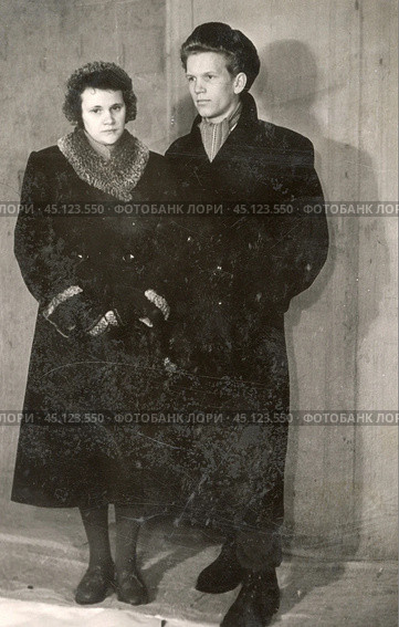 Портрет мужчины и женщины в зимней одежде. 1950-е годы. Стоковое фото, фотограф Retro / Фотобанк Лори