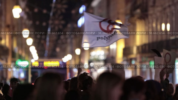 PORTUGAL, LISBON 11-26-2022: the March for the End of Violence Against Women - woman waving a flag saying POLYPORTUGAL. Редакционное видео, видеограф Константин Шишкин / Фотобанк Лори
