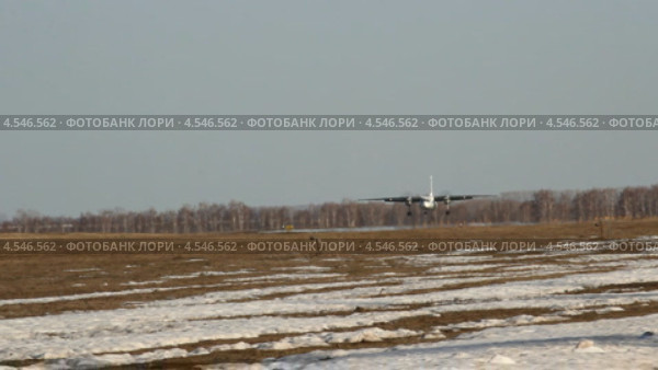 Посадка самолета АН-24, авиакомпания Катэкавиа, аэропорт Уфа (2013 год). Редакционное видео, видеограф Mikhail Erguine / Фотобанк Лори