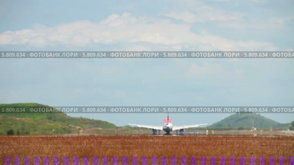 Посадка самолета на взлетную полосу аэропорта острова Пхукет. Таиланд. Стоковое видео, видеограф Виталий Зверев / Фотобанк Лори