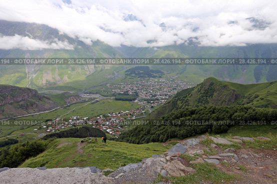 Поселки Степанцминда и Гергети с высоты. Georgia, Mtskheta-Mtianeti, Kazbegi (2017 год). Стоковое фото, фотограф Алексей Гусев / Фотобанк Лори