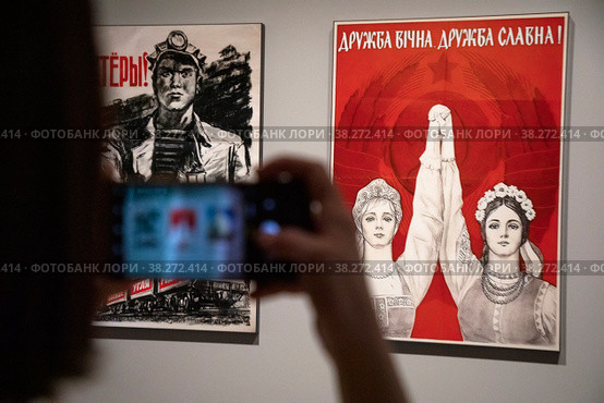 Посетитель в зале выставки "Украина. На переломах эпох", приуроченной к празднованию Дня народного единства, в ЦВЗ "Манеж" города Москвы, Россия (2022 год). Редакционное фото, фотограф Николай Винокуров / Фотобанк Лори