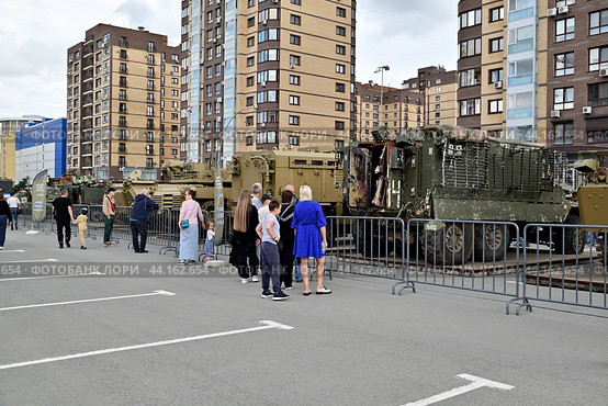 Посетители передвижной выставки трофейной техники НАТО "Сила v правде- гордость и победа" (2024 год). Редакционное фото, фотограф Александр Тараканов / Фотобанк Лори