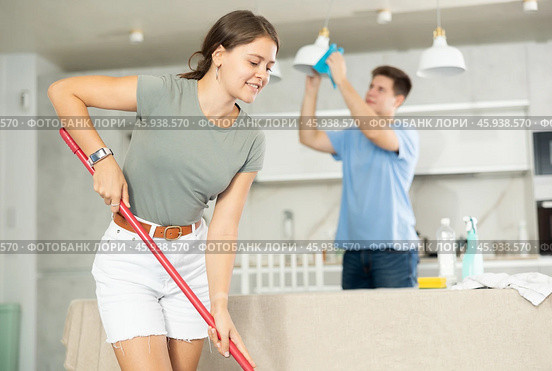 Positive girl and her husband are cleaning kitchen. Стоковое фото, фотограф Яков Филимонов / Фотобанк Лори