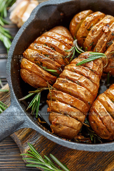 Potatoes in their skins baked with rosemary. Стоковое фото, фотограф Марина Сапрунова / Фотобанк Лори