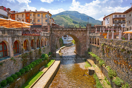 Potes river Quiviesa Deva a Cantabria village of Spain. Стоковое фото, агентство Ingram Publishing / Фотобанк Лори