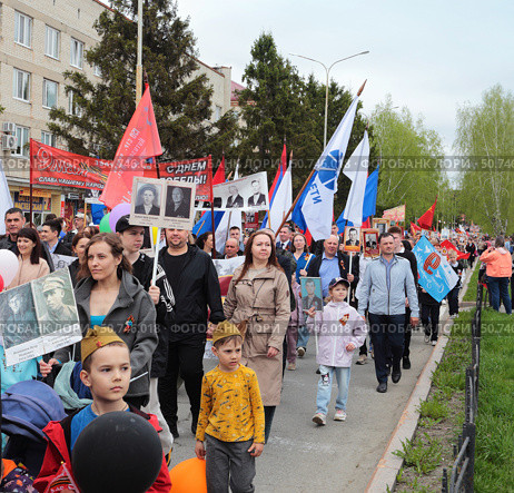 Потомки победителей в Бессмертном полку. Улица Первомайская в городе Заводоуковске. Редакционное фото, фотограф Анатолий Матвейчук / Фотобанк Лори