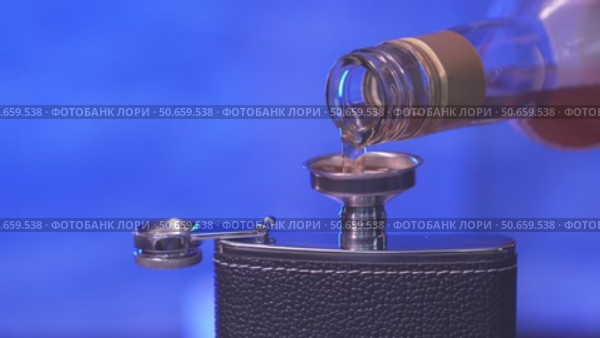 Pouring alcohol and pouring drops. Стоковое видео, видеограф Потийко Сергей / Фотобанк Лори
