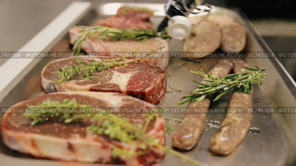 Повар готовит мясо для гриля. Стоковое видео, видеограф Алексей Кокорин / Фотобанк Лори