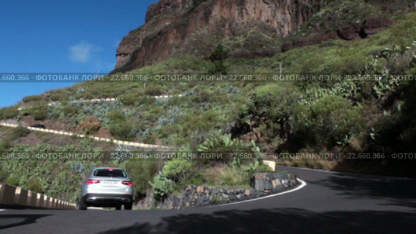 Поворот на горном серпантине. Дорога из Сантьяго дель Тейде (Santiago del Teide) в деревню Маска (Masca). Тенерифе, Канарские острова, Испания (2016 год). Редакционное видео, видеограф Кекяляйнен Андрей / Фотобанк Лори