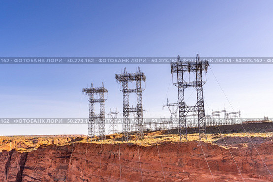 Power plant house and power line over Electricity generating dam in Page Arizona USA. Стоковое фото, агентство Ingram Publishing / Фотобанк Лори