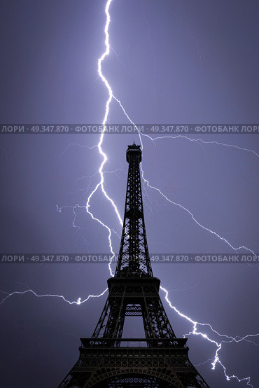 Powerful lightning strike. Eiffel tower , Paris, France. Powerful lightning strike. Стоковое фото, агентство Ingram Publishing / Фотобанк Лори