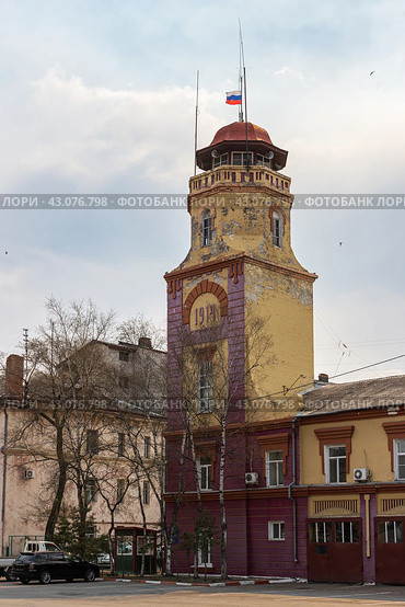 Пожарная каланча Никольск-Уссурийской пожарной команды, построенная в 1914 году. Город Уссурийск, Приморский край, Россия. Вид на наблюдательную башню при пожарной части. Историческая достопримечательность Уссурийска. Путешествие на Дальний Восток России. (2023 год). Стоковое фото, фотограф Андрей Степанов / Фотобанк Лори