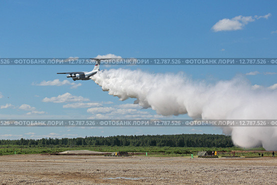 Пожарный самолет ИЛ-76 сбрасывает воду над полигоном "Алабино" на Международном военно-техническом форуме "Армия-2015" Редакционное фото, фотограф Игорь Долгов / Фотобанк Лори