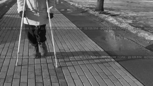 Пожилая женщина на костылях в городском парке. Стоковое видео, видеограф Серёга / Фотобанк Лори