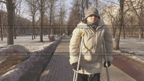 Пожилая женщина на костылях в городском парке. Стоковое видео, видеограф Серёга / Фотобанк Лори