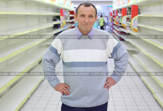 Пожилой мужчина в магазине. Стоковое фото, фотограф Losevsky Pavel / Фотобанк Лори