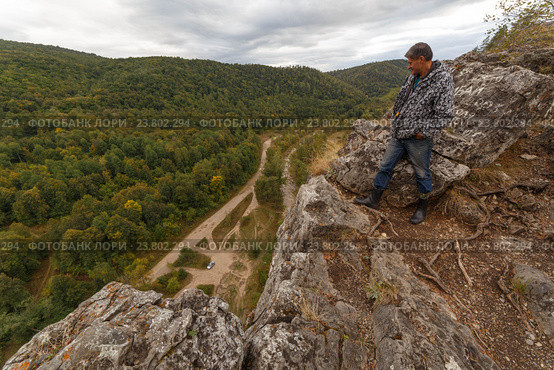 Пожилой турист на скале. Калим-ускан. Башкортостан. Стоковое фото, фотограф Акиньшин Владимир / Фотобанк Лори