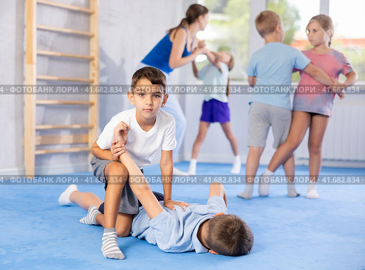 practice grabbing their opponent's arms. Стоковое фото, фотограф Яков Филимонов / Фотобанк Лори