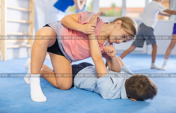 practice grabbing their opponent's arms. Стоковое фото, фотограф Яков Филимонов / Фотобанк Лори