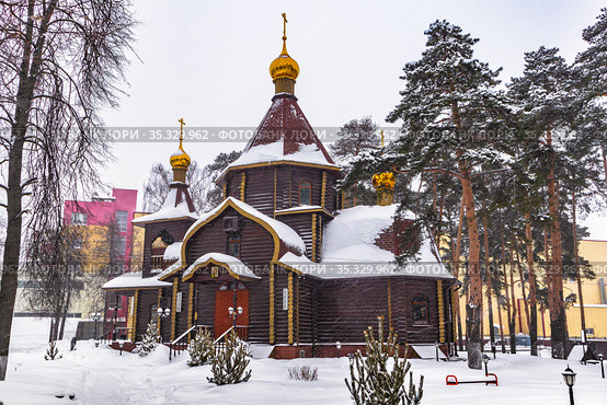 Православный деревянный храм Живоначальной Троицы (Троицкая церковь). Поселок Октябрьский Люберецкого района Московской области (2021 год). Стоковое фото, фотограф Владимир Сергеев / Фотобанк Лори