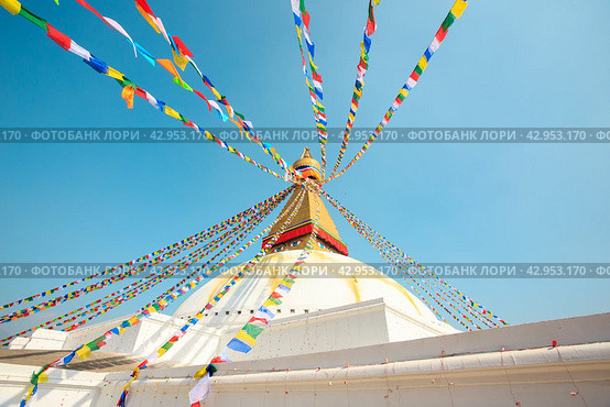 Prayer buddhist flags fluttering in the wind on the Boudhanath stupa in Kathmandu, Nepal (2018 год). Стоковое фото, фотограф VittoriaChe / Фотобанк Лори