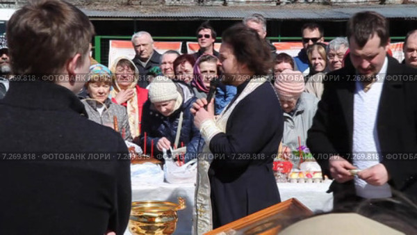 Праздничное освящение куличей на пасху в храме святого великомученика Феодора Тирона. Москва (2015 год). Редакционное видео, видеограф Сергей Соболев / Фотобанк Лори