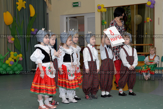 Праздник 8 марта в детском саду (2009 год). Редакционное фото, фотограф Александр Львов / Фотобанк Лори