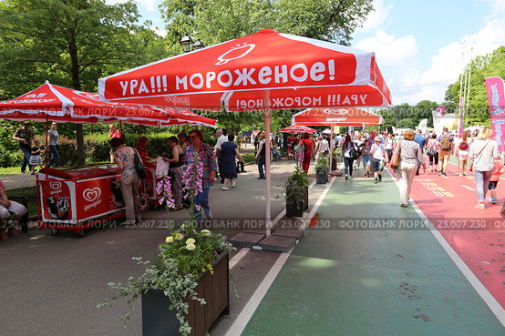 Праздник мороженого в парке «Сокольники», Москва (2016 год). Редакционное фото, фотограф Алексей Гусев / Фотобанк Лори
