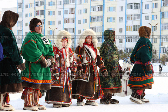 Праздник оленеводов в городе Надым, Ямало-Ненецкий АО. Коренные жители Крайнего Севера демонстрируют свою национальную одежду. (2010 год). Редакционное фото, фотограф Григорий Писоцкий / Фотобанк Лори