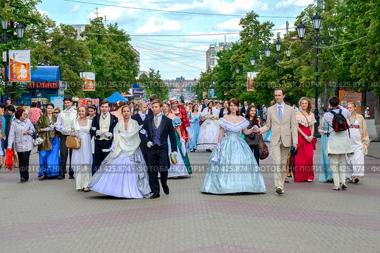 Праздник посвященный дню рождения А.С. Пушкина, красочное шествие по пешеходной улице Кировка г. Челябинска (2014 год). Редакционное фото, фотограф Александр Бушков / Фотобанк Лори