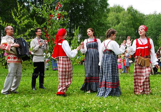 Праздник Троица В России, фольклор и народные гуляния (2013 год). Редакционное фото, фотограф ElenArt / Фотобанк Лори