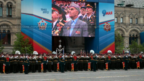 Празднование Дня Победы на Красной площади в Москве. Заместитель начальника генштаба генерал-полковник Герасимов объезжает строй (2012 год). Редакционное видео, видеограф Игорь Долгов / Фотобанк Лори