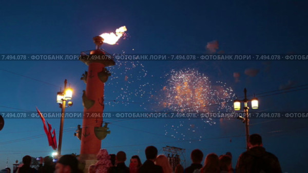 Празднования Дня Победы 9 мая 2015 в Санкт-Петербурге. Салют в вечернее время. Редакционное видео, видеограф Кекяляйнен Андрей / Фотобанк Лори