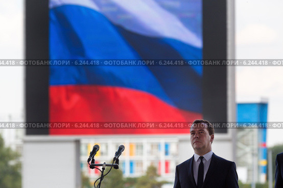 Председатель правительства РФ Дмитрий Медведев выступает с трибуны на открытии чемпионата мира по гребле на байдарках 2014 и каноэ на гребном канале в Москве. Редакционное фото, фотограф Николай Винокуров / Фотобанк Лори
