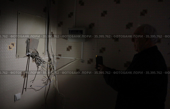 Председатель Совета ветеранов войны и труда Степанищев Виктор Борисович в опустевшем музее (2021 год). Редакционное фото, фотограф Дмитрий Неумоин / Фотобанк Лори