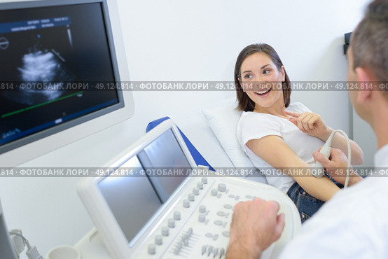 pregnant woman checking her echography. Стоковое фото, агентство Ingram Publishing / Фотобанк Лори