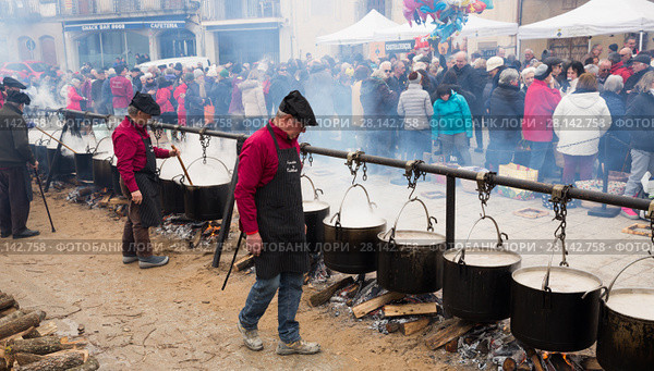Preparation of Escudella on tuesday of Carnival, Castelltercol (2018 год). Редакционное фото, фотограф Яков Филимонов / Фотобанк Лори