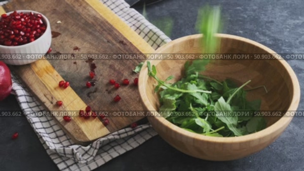 Preparation of pomegranate arugula salad. Стоковое видео, видеограф Boris Vasilenko / Фотобанк Лори