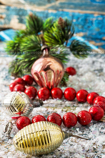 preparing decorations for new year holidays. Стоковое фото, агентство Ingram Publishing / Фотобанк Лори