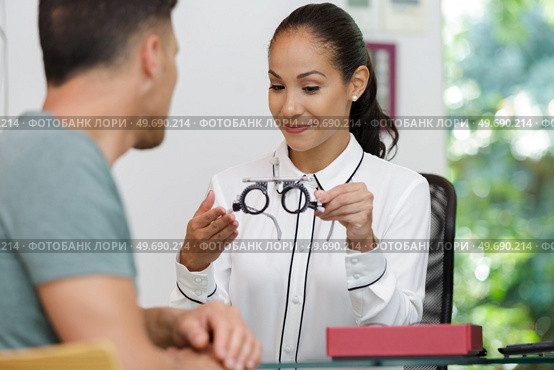 pretty young woman during eye test. Стоковое фото, агентство Ingram Publishing / Фотобанк Лори