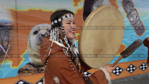 Pretty young woman in national clothing indigenous inhabitants Kamchatka beats tambourine and sings (2018 год). Редакционное видео, видеограф А. А. Пирагис / Фотобанк Лори