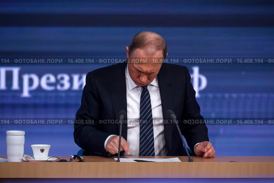 Президент Российской Федерации Владимир Владимирович Путин на одиннадцатой большой ежегодной пресс-конференции в Центре международной торговли на Красной Пресне в центре города Москвы, Россия (2015 год). Редакционное фото, фотограф Николай Винокуров / Фотобанк Лори